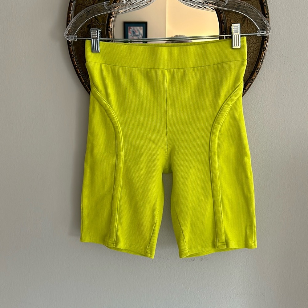 Cotton/poly ribbed stretch shorts. Machine wash/dry. Good condition.